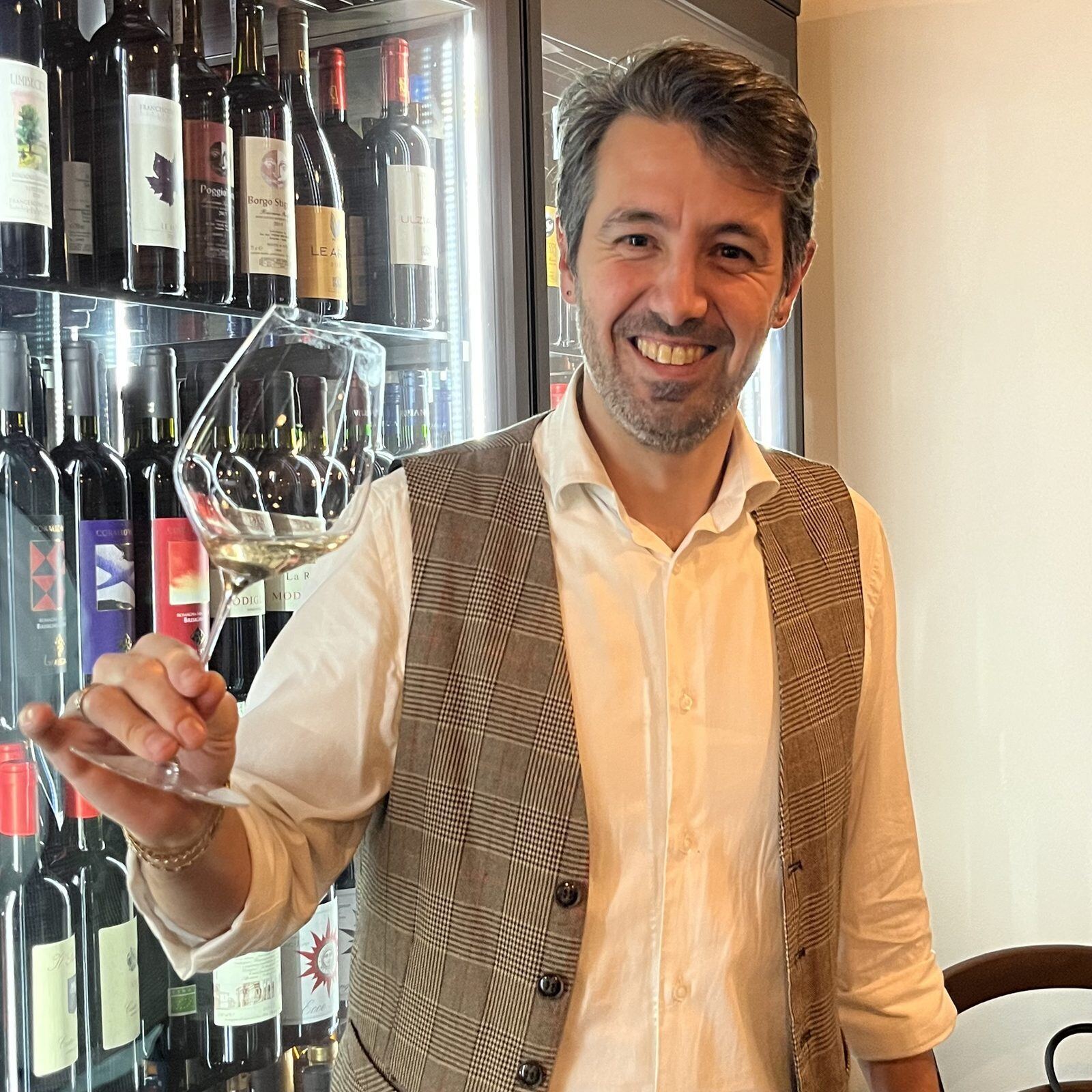 Andrea Rondinelli, oste della Zabariona, nella cantina