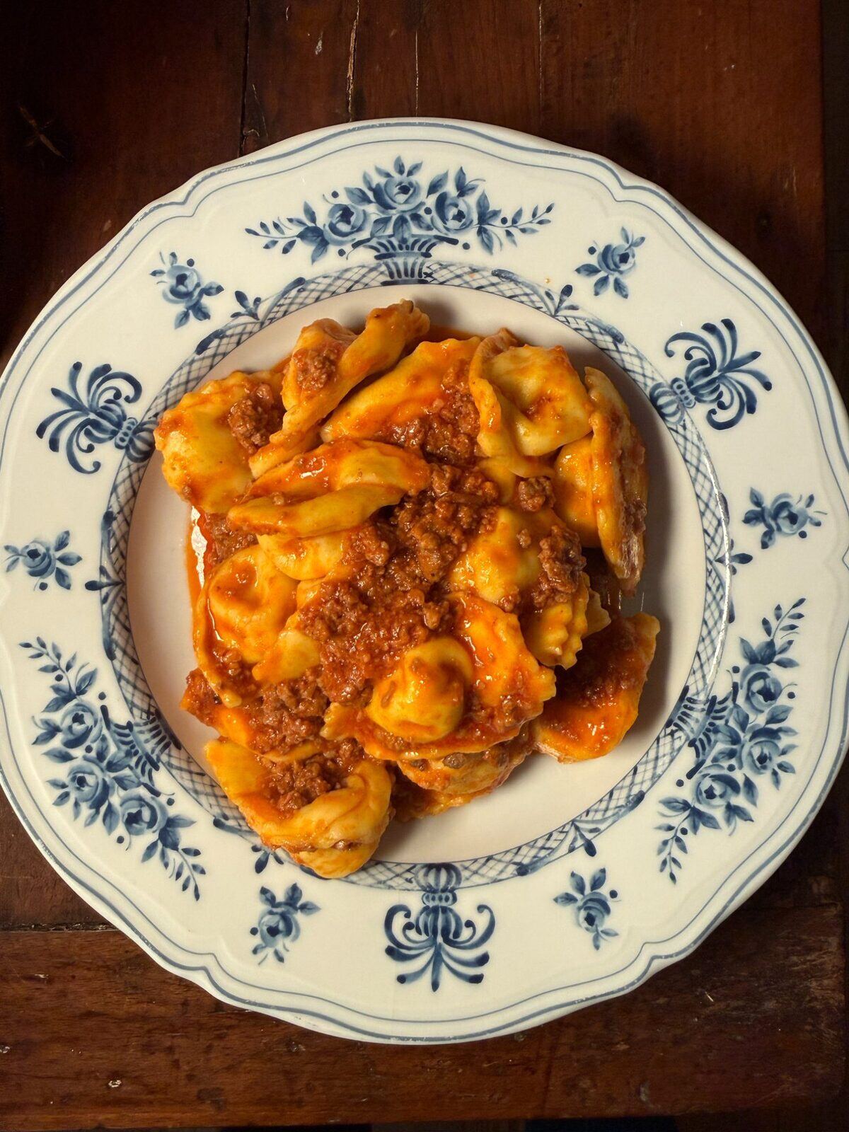 Cappelletti al ragù di Mora Romagnola serviti nei piatti della Zabariona