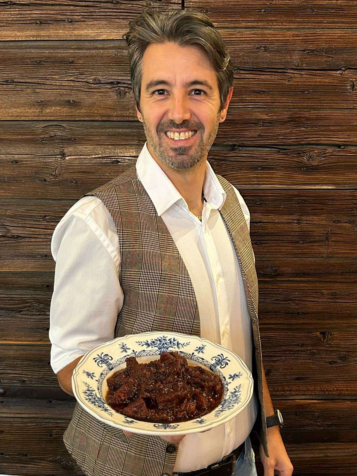 Andrea Rondinelli, oste dell'Osteria dalla Zabariona, con un piatto di Savor romagnolo