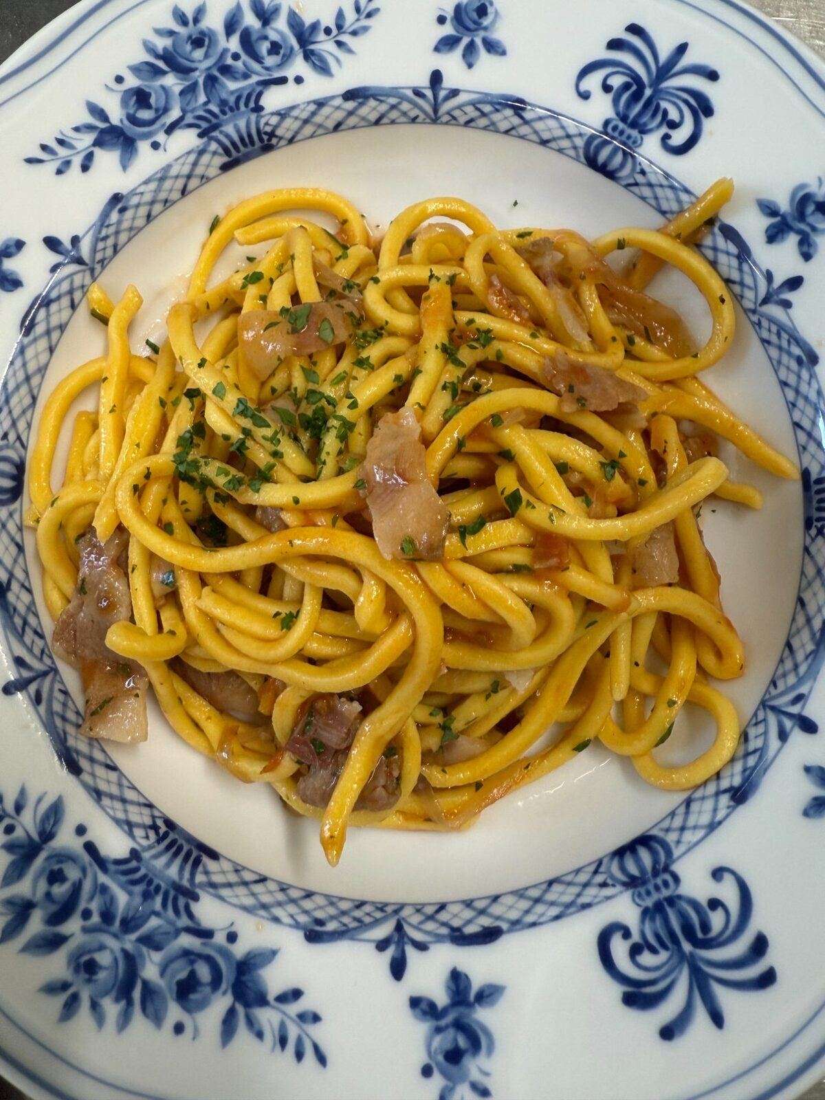 Curzul, pasta fresca romagnola con scalogno IGP e guanciale di Mora Romagnola